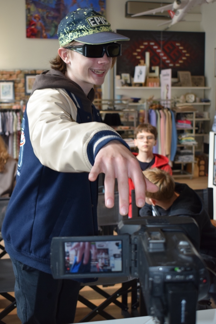 Jaunietis ar 3D brillēm filmēšanas laikā