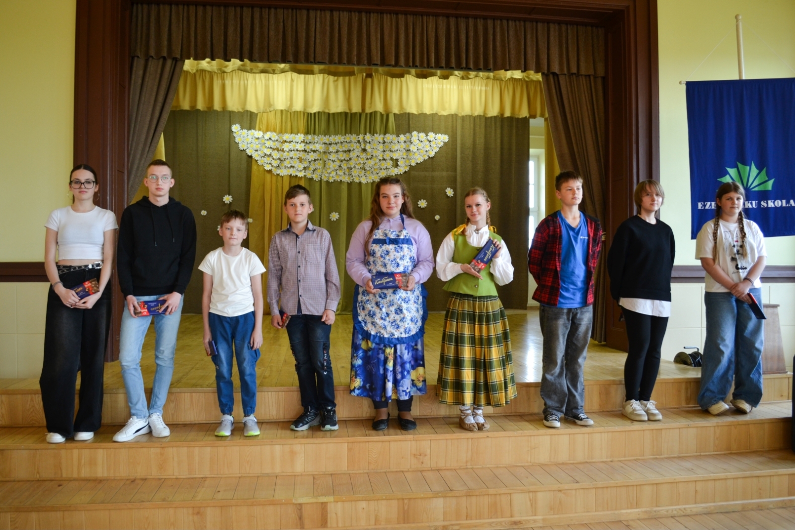 Skolēni ar saņemtajām dāvanām