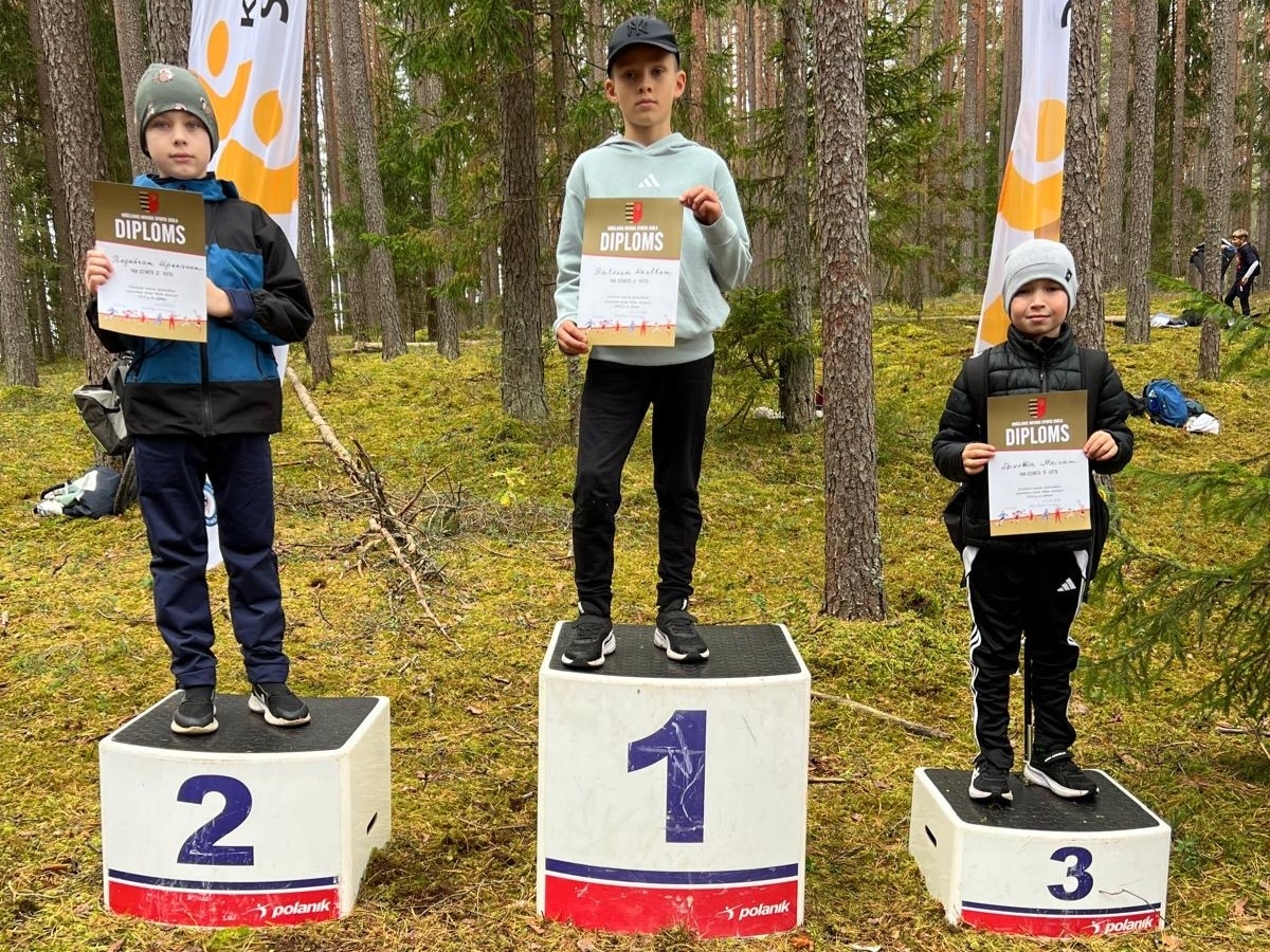 Jaunie sportisti ar diplomiem uz goda pjedestāla