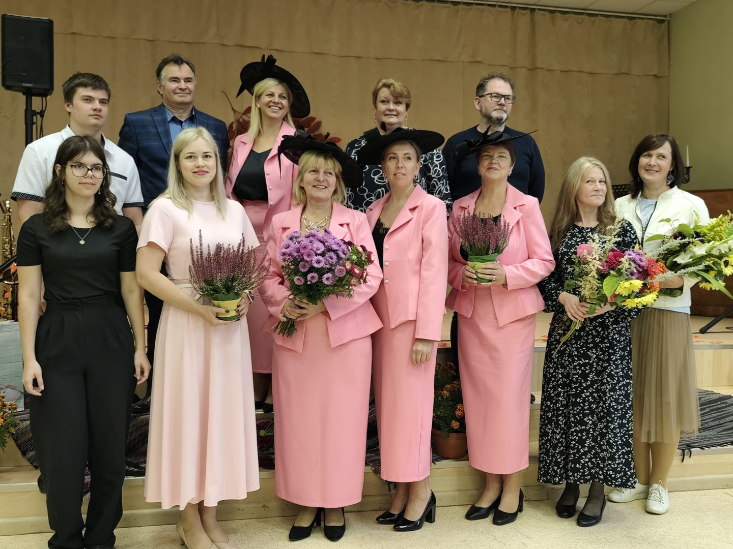 Cilvēku grupa rudens pasākumā