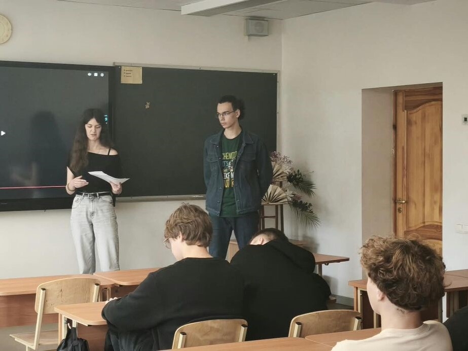 Jauniete lasa prezentācijas tekstu klases priekšā
