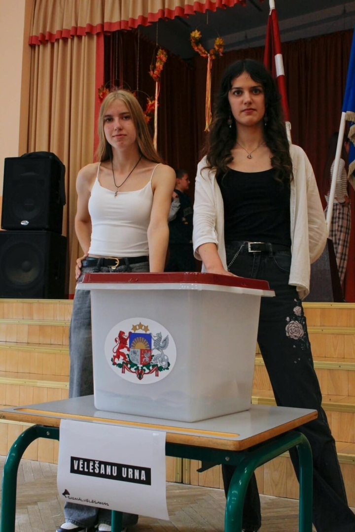 Divas jaunietes pie vēlēšanu urnas