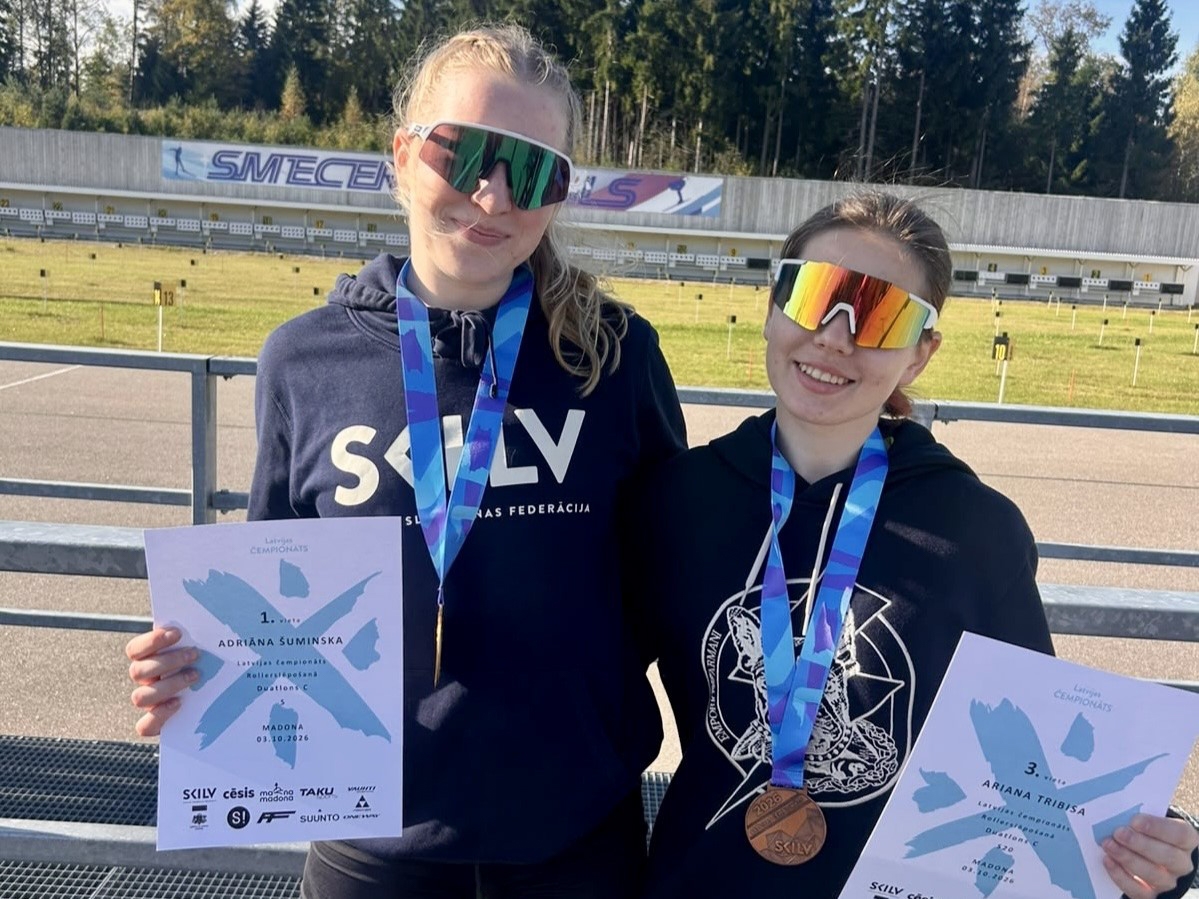Divas rollerslēpotājas ar medaļām un diplomiem