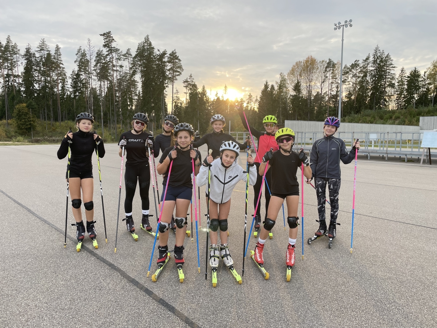 Rollerslēpotājas ķiverēs un aizsargekipējumā kopbildē