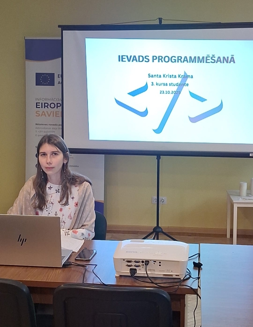 Meitene pie klēpjdatora vada ievadu programmēšanā