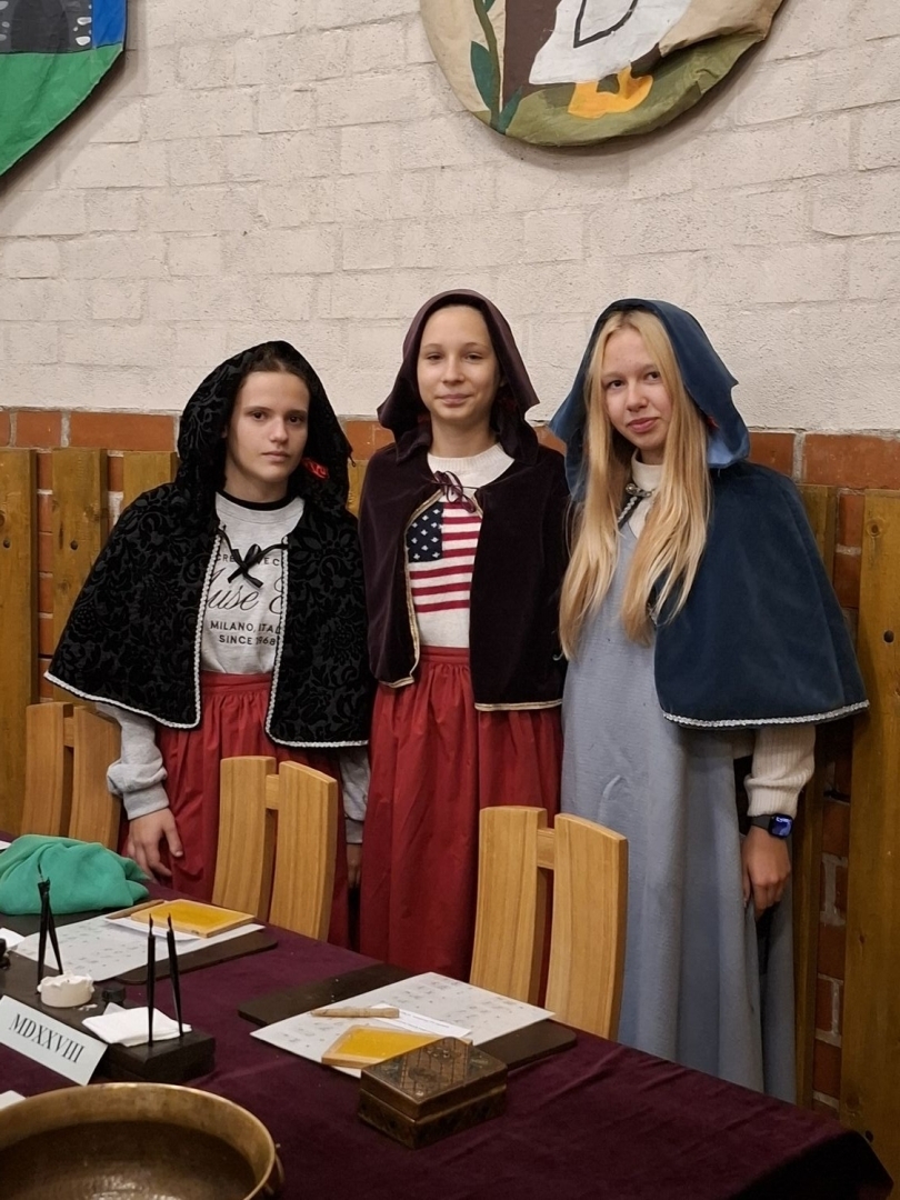 Trīs meitenes viduslaiku apmetņos
