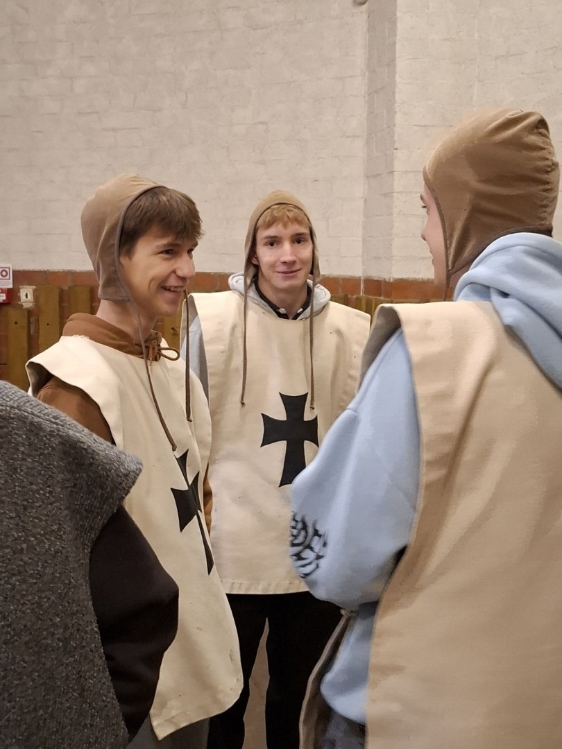 Zēni viduslaiku bruņinieku tērpos