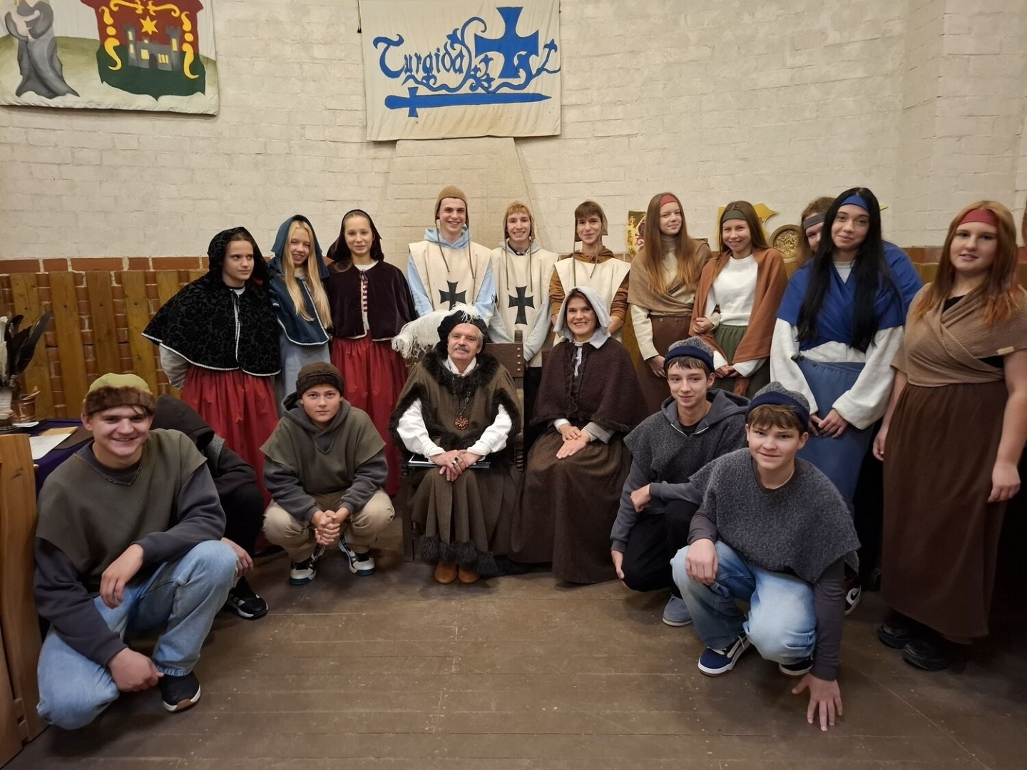 Skolēnu kopbilde vēsturiskos tērpos