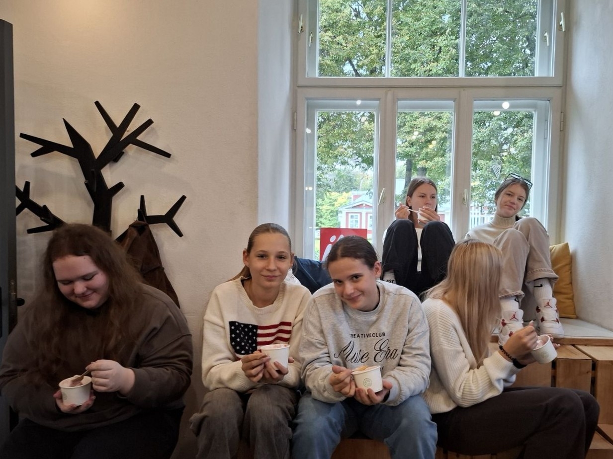 Skolēni garšo saldējumu