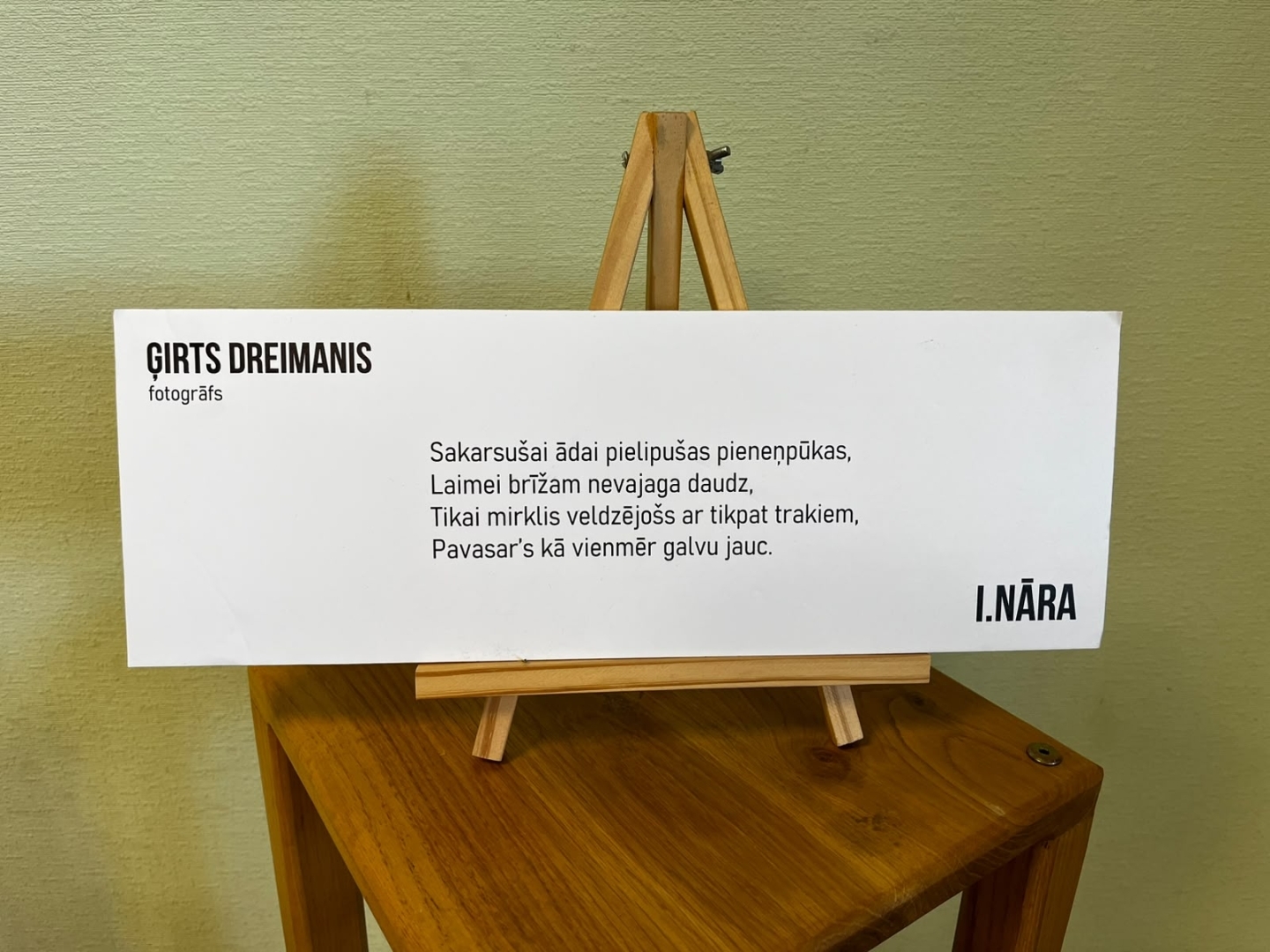 Izstādes eksponāts ar autora citātu