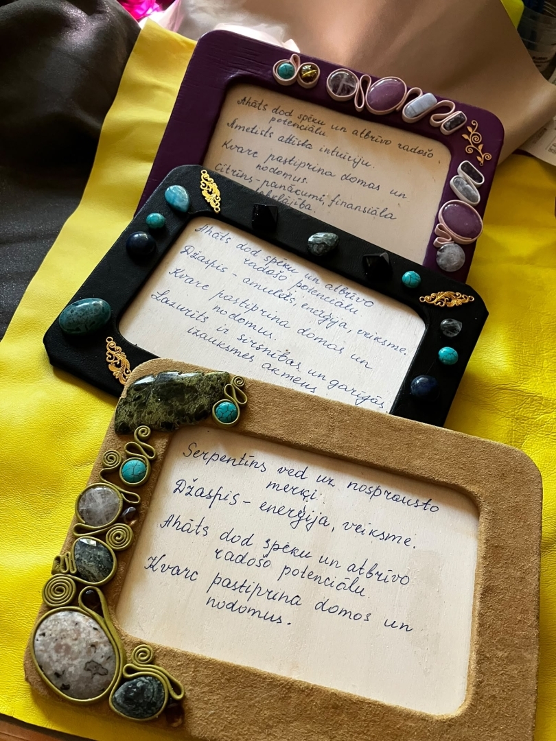 Ar akmeņiem rotāti rokdarbu rāmīši