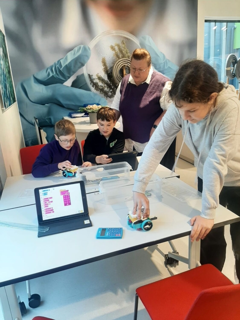 Skolēni robotikas nodarbībā