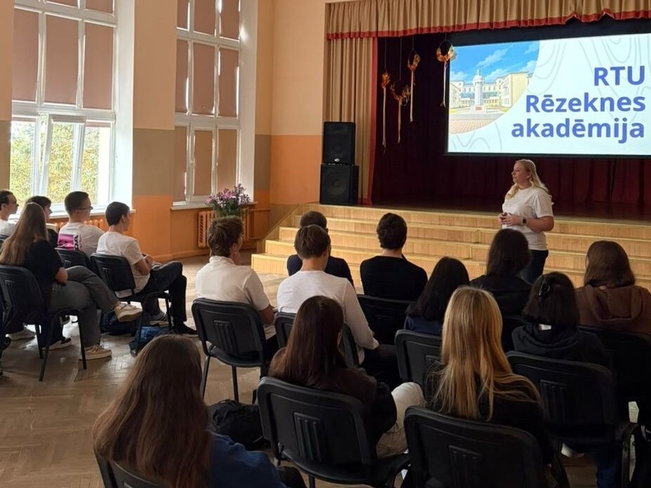 Skolēni klausās RTU Rēzeknes akadēmijas pārstāves prezentāciju