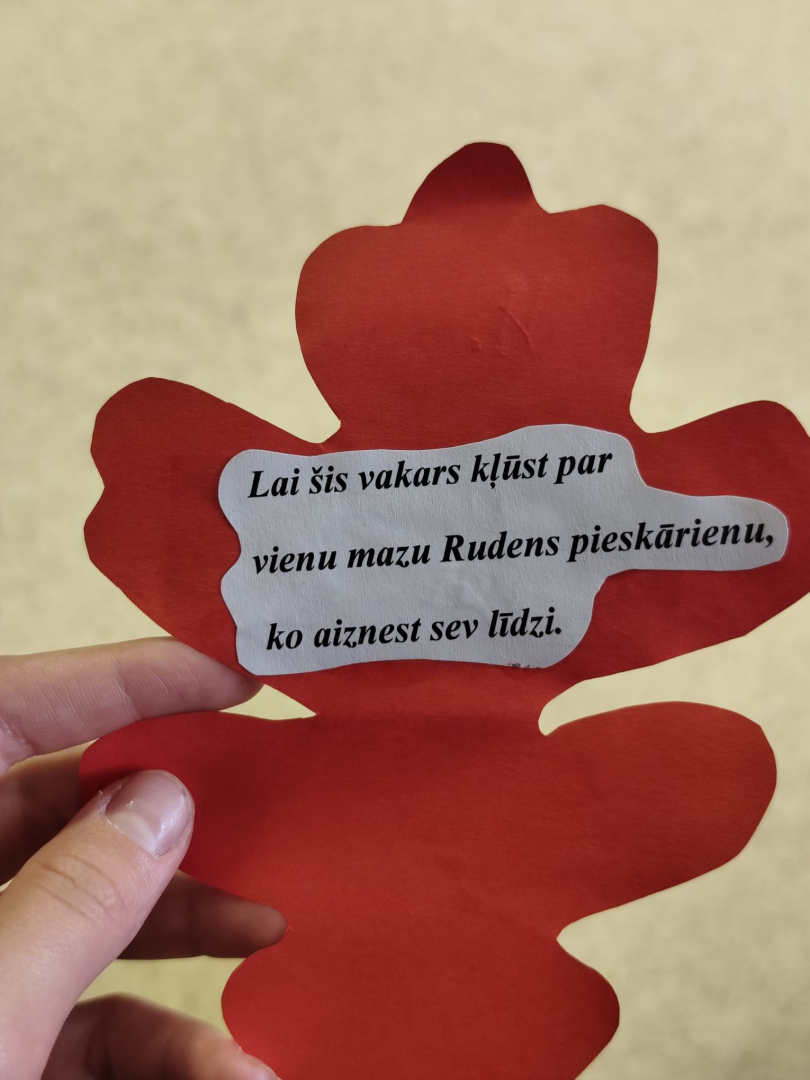 Lapiņa ar novēlējumu latviešu valodā