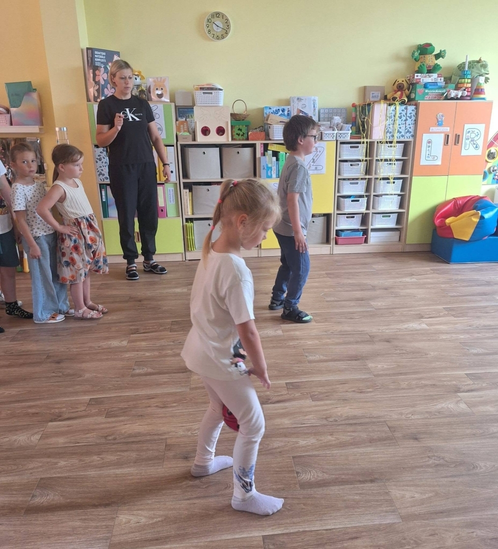 Bērni piedalās kustību nodarbībā