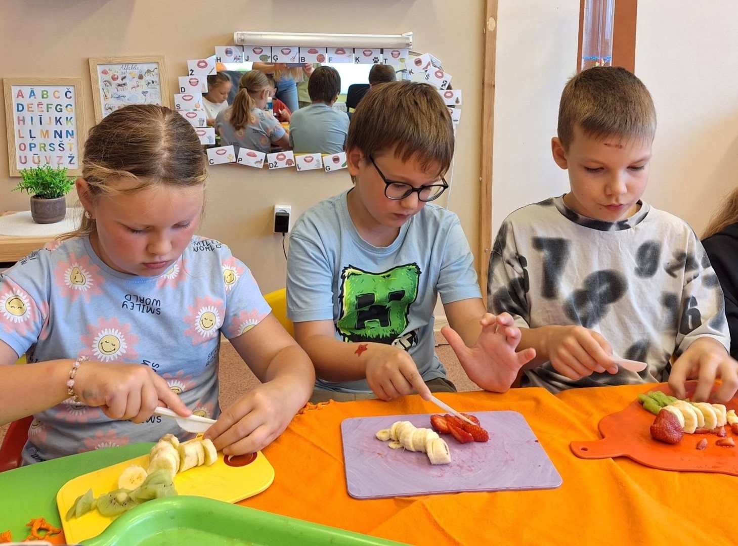 Bērni gatavo augļu uzkodas