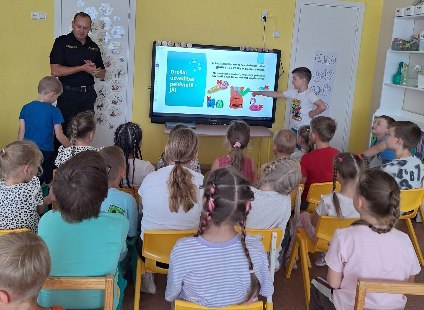 Bērni piedalās drošības nodarbībā