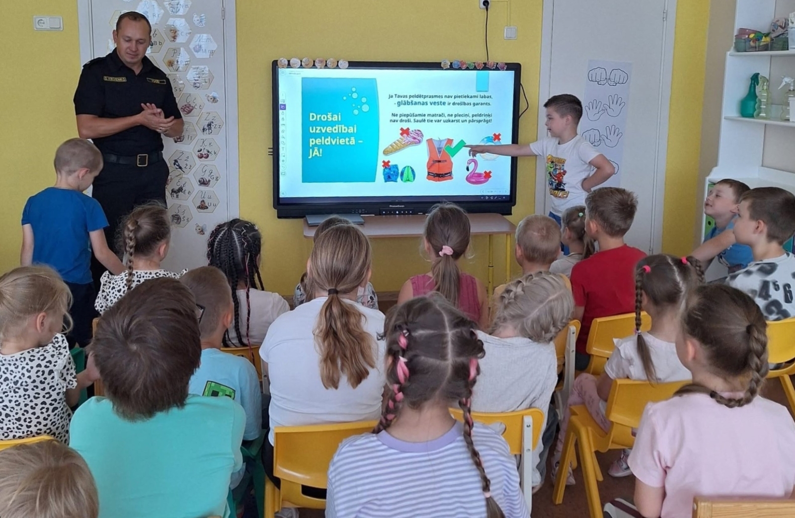 Bērni piedalās drošības nodarbībā
