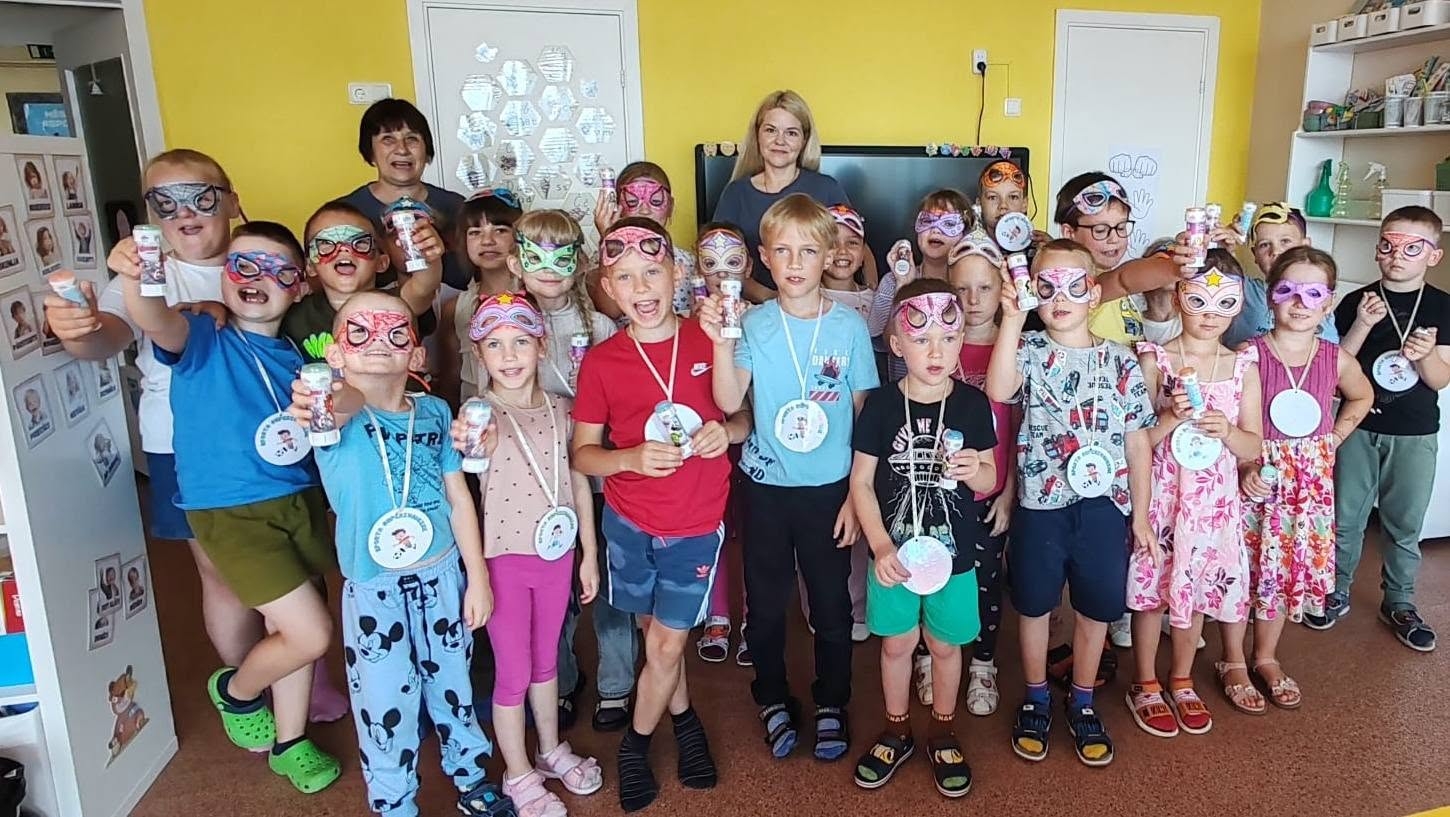 Bērni un pedagogi kopīgā grupas foto