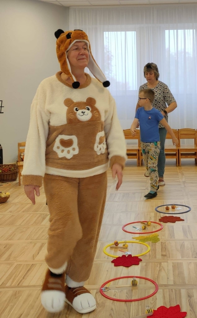 Sieviete lāča kostīmā vada kustību aktivitāti bērniem