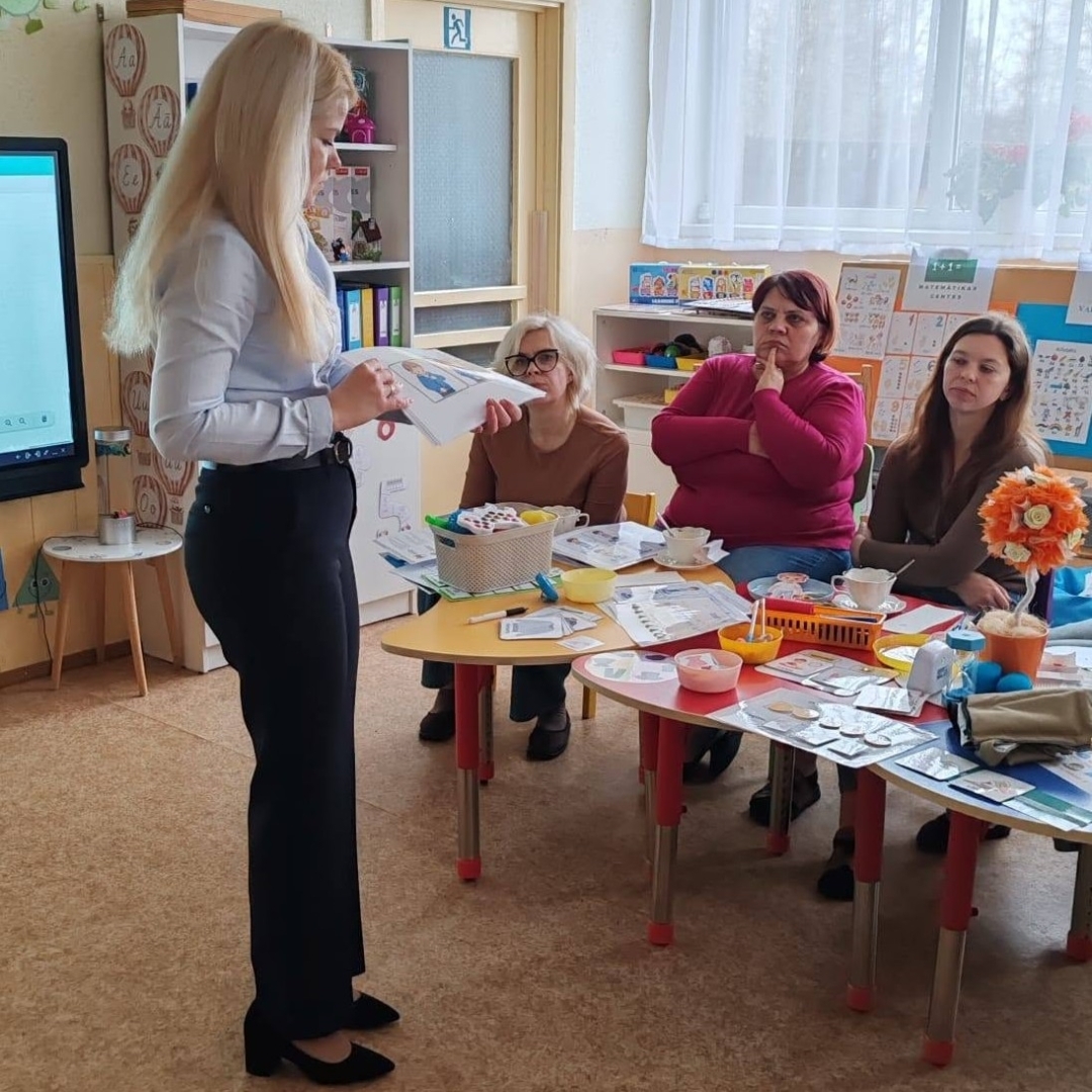 Pedagogiem tiek vadīta izglītojoša nodarbība