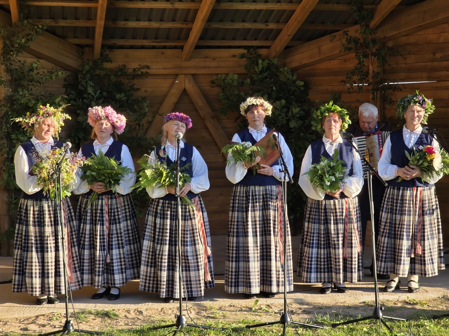 Folkloras kopa uzstājas