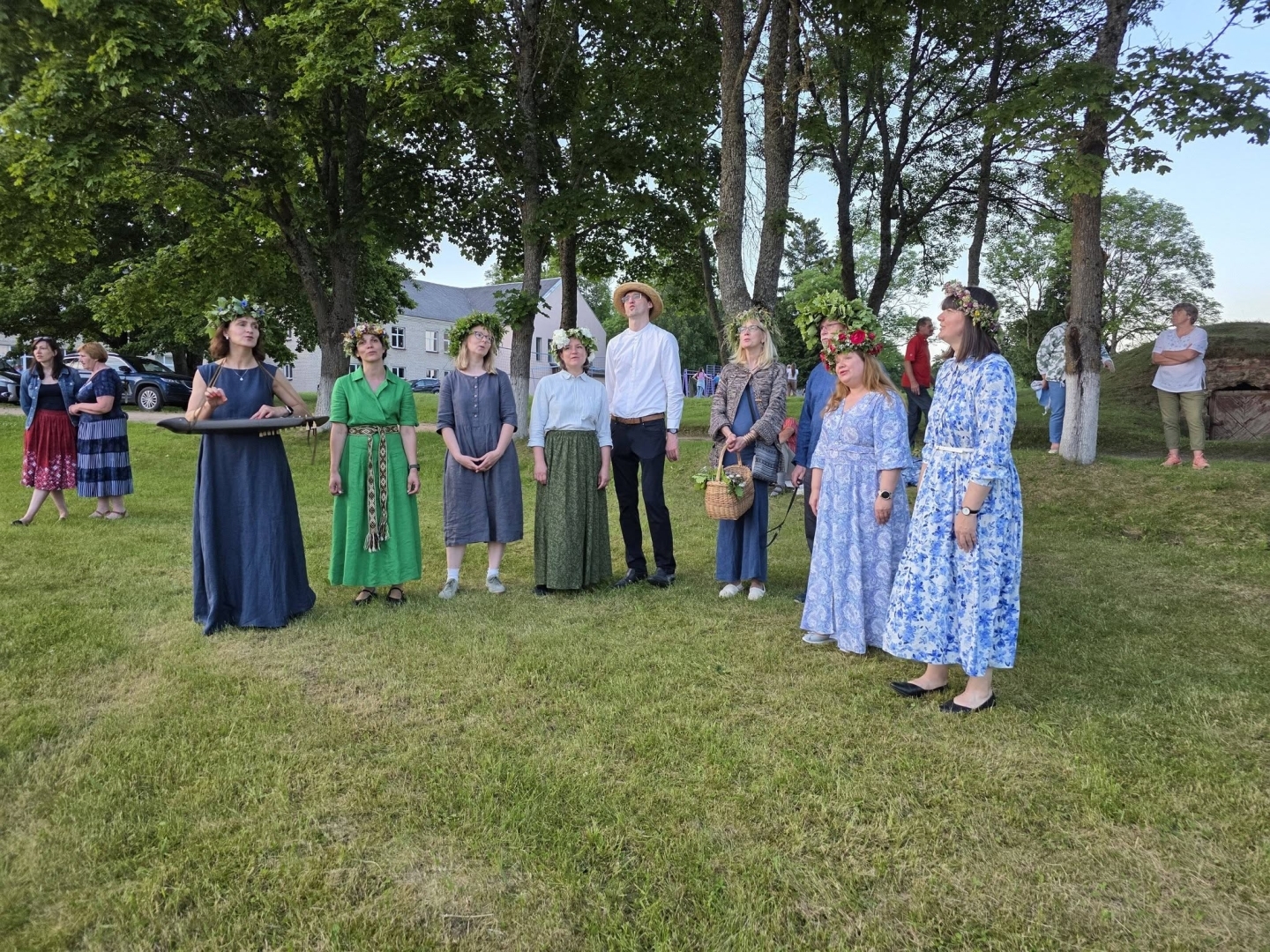 Dziedātāji ar ziedu vainagiem