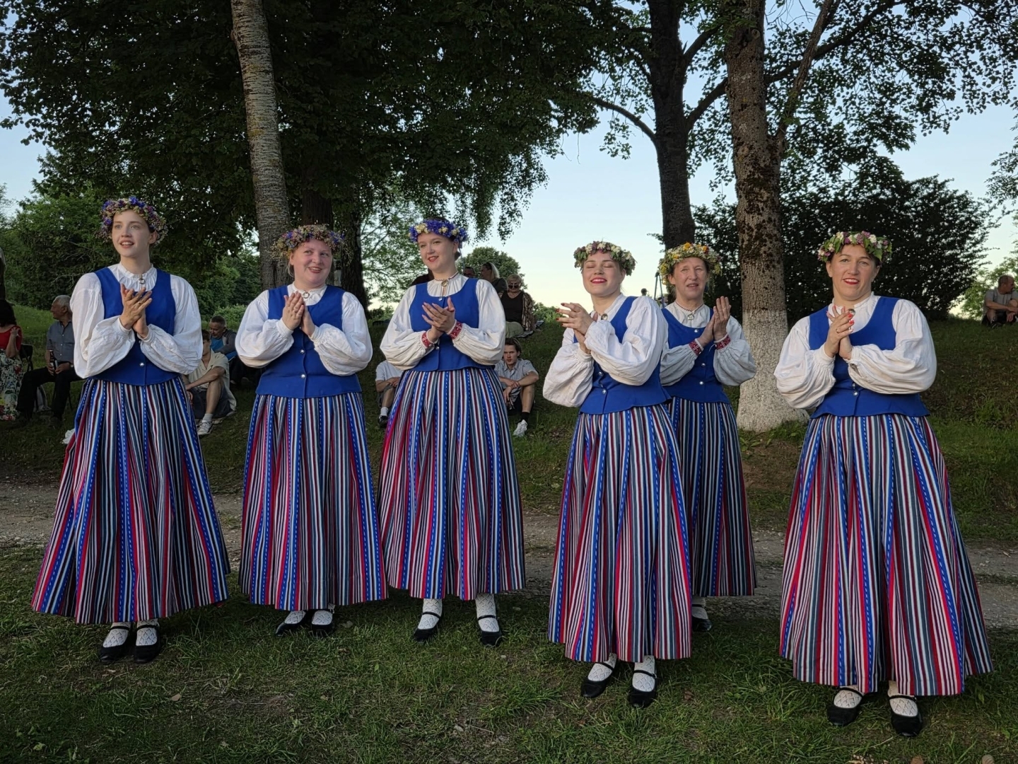 Sievietes tautas tērpos