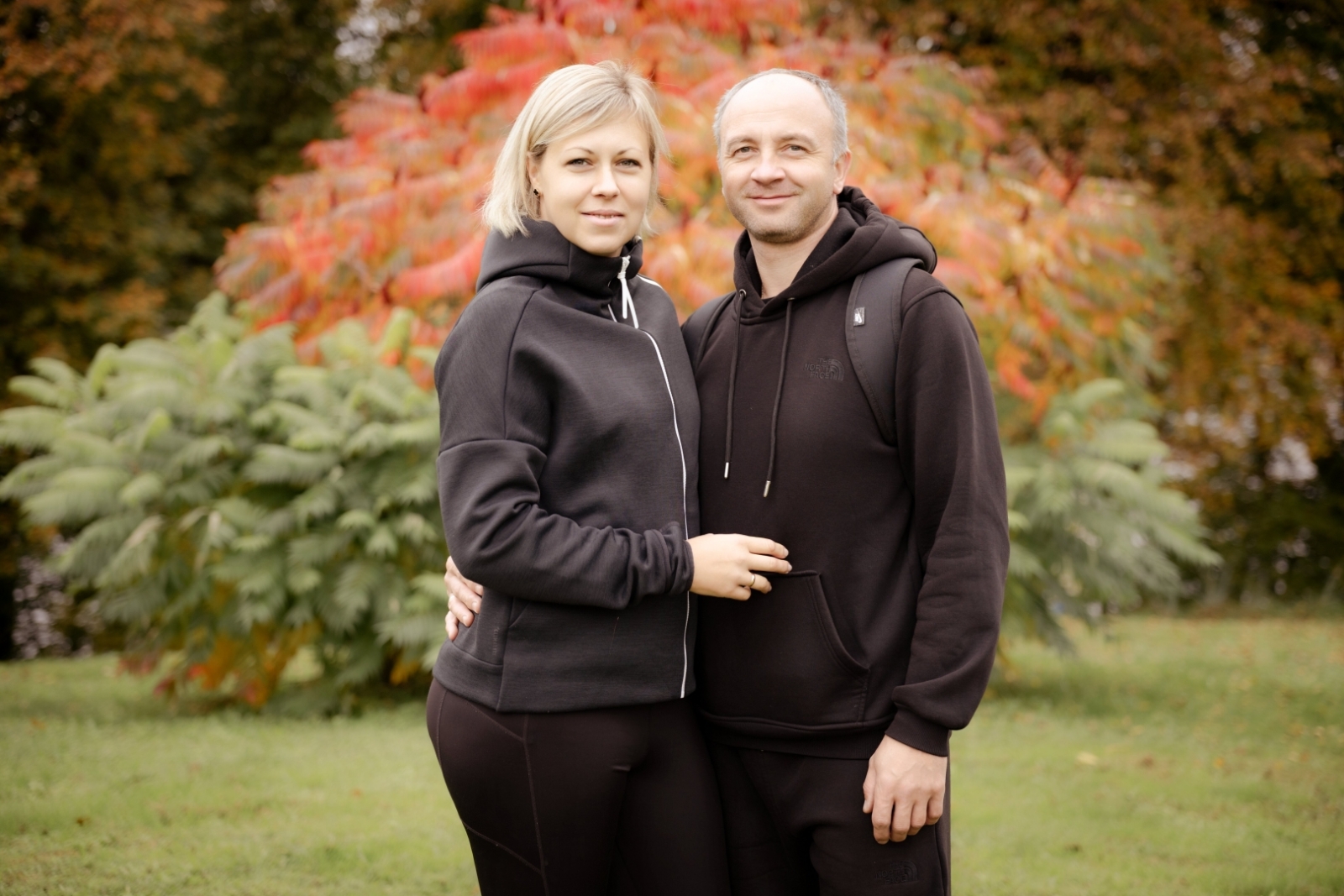 Sieviete un vīrietis rudenīgā parkā