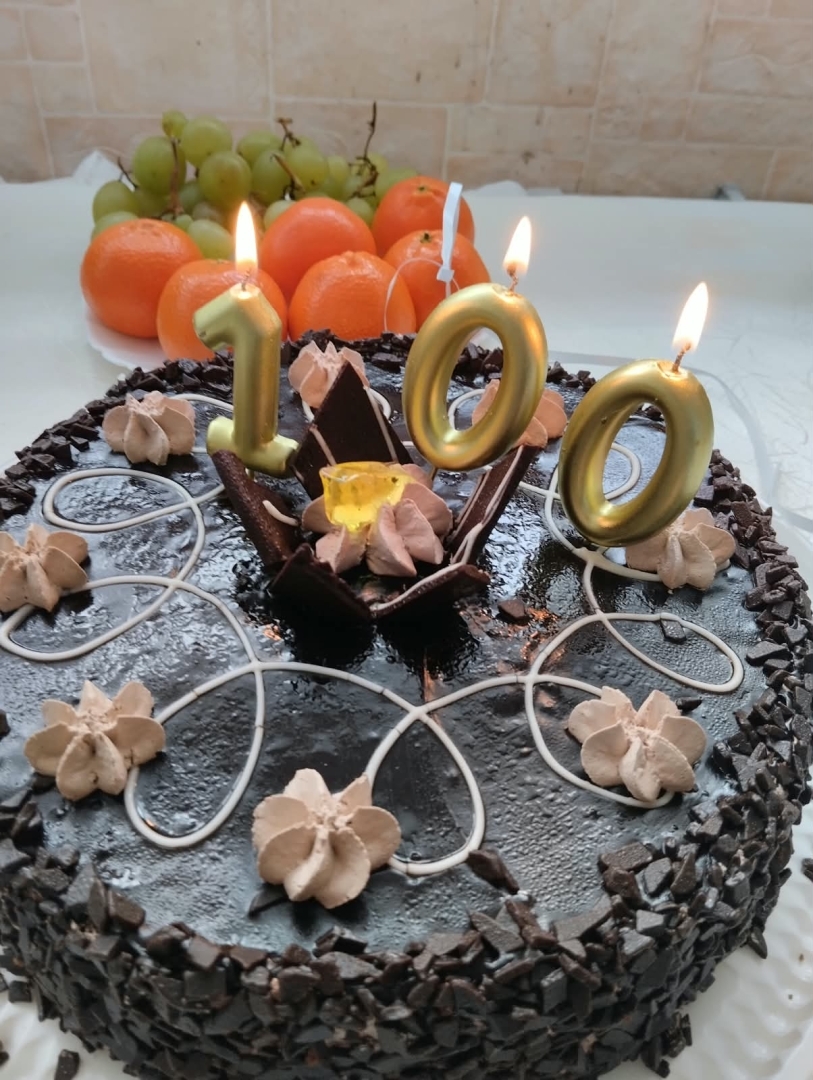 Torte ar iedegtām svecītēm