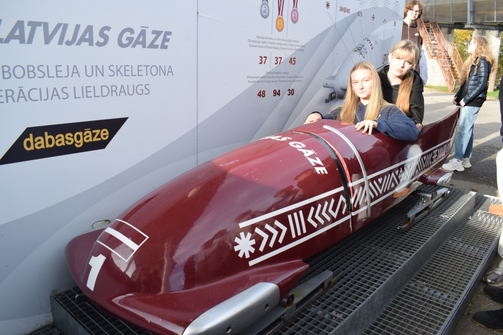 Meitenes bobsleja kamanās
