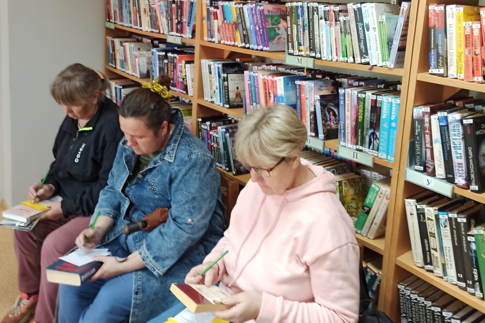 Bibliotēkas apmeklētāji piedalās viktorīnā