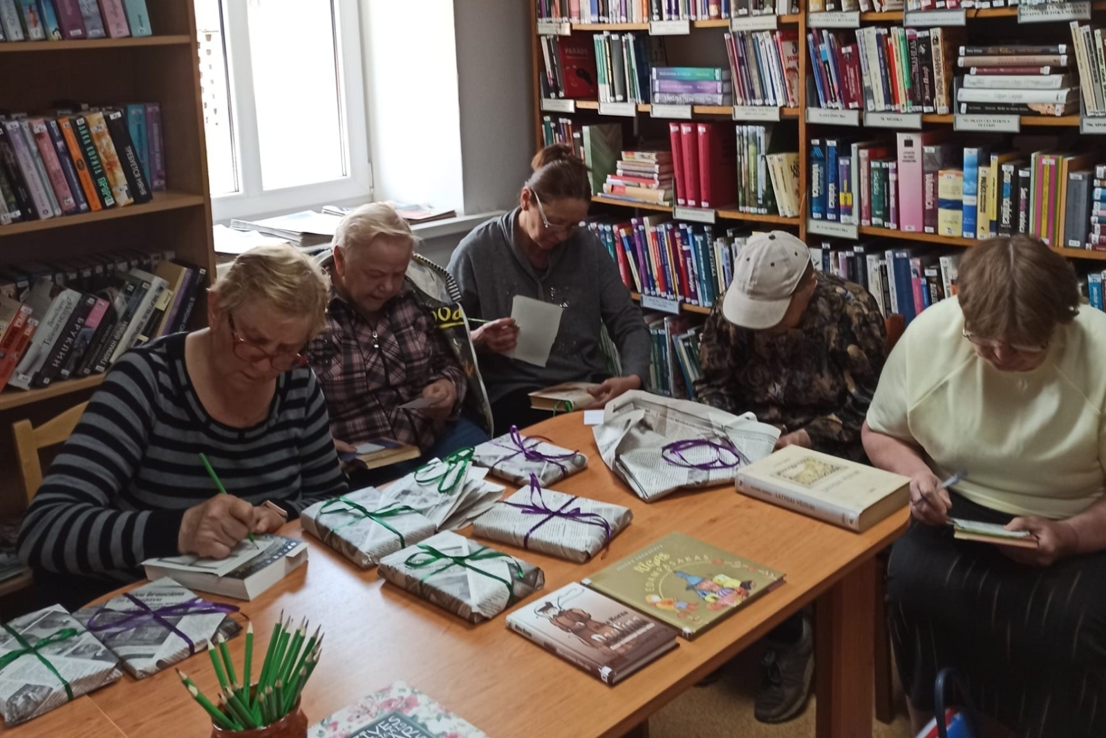 Bibliotēkas apmeklētāji piedalās viktorīnā