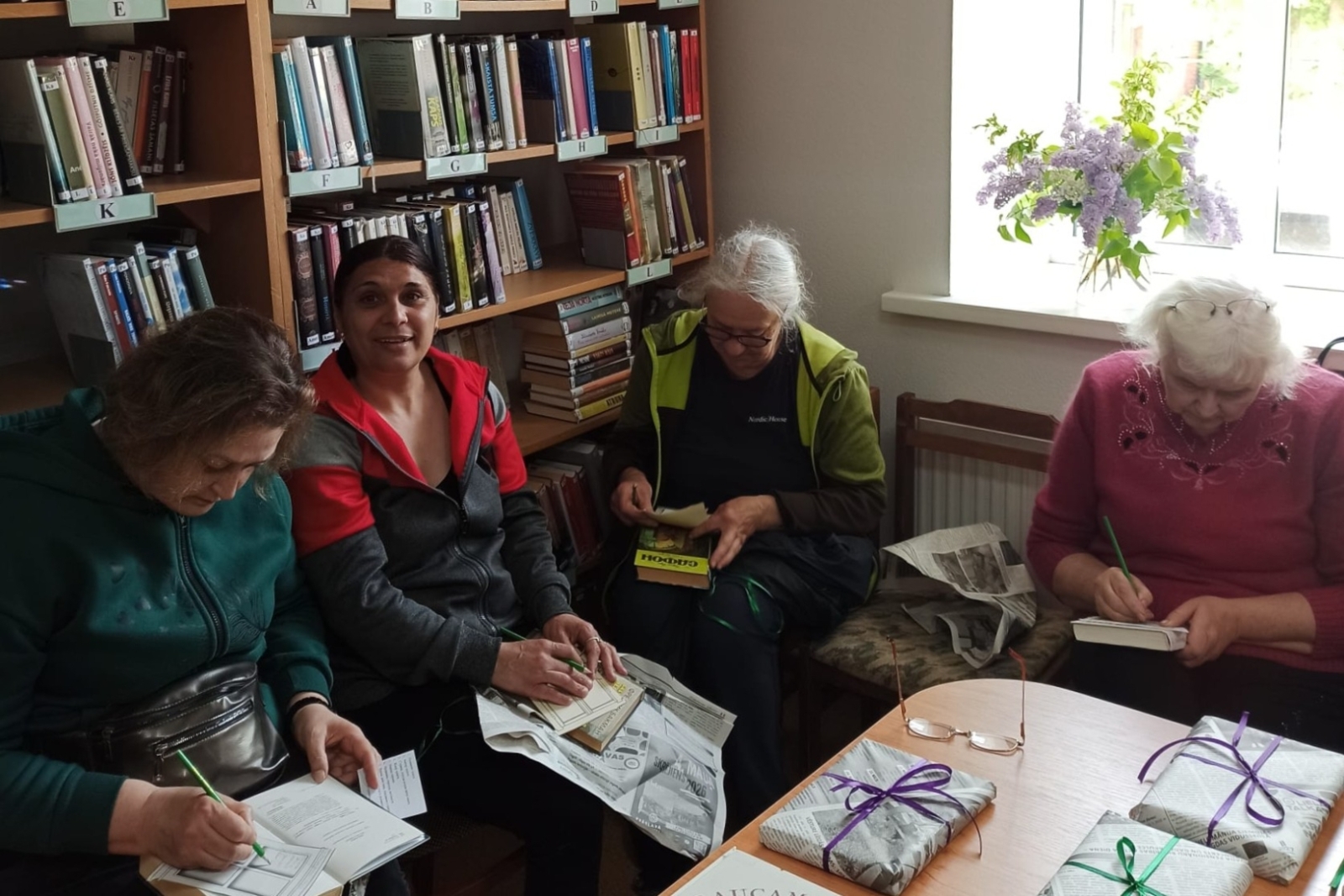 Bibliotēkas apmeklētāji piedalās viktorīnā