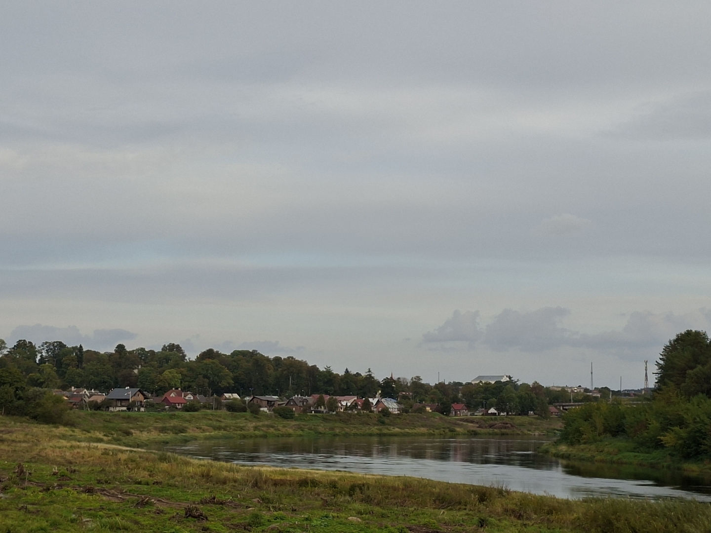 Daugava un tās krastos esošā apdzīvotā vieta