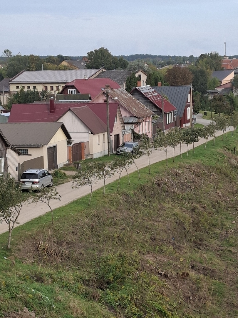 Skats uz dzīvojamām mājām Daugavas krastā