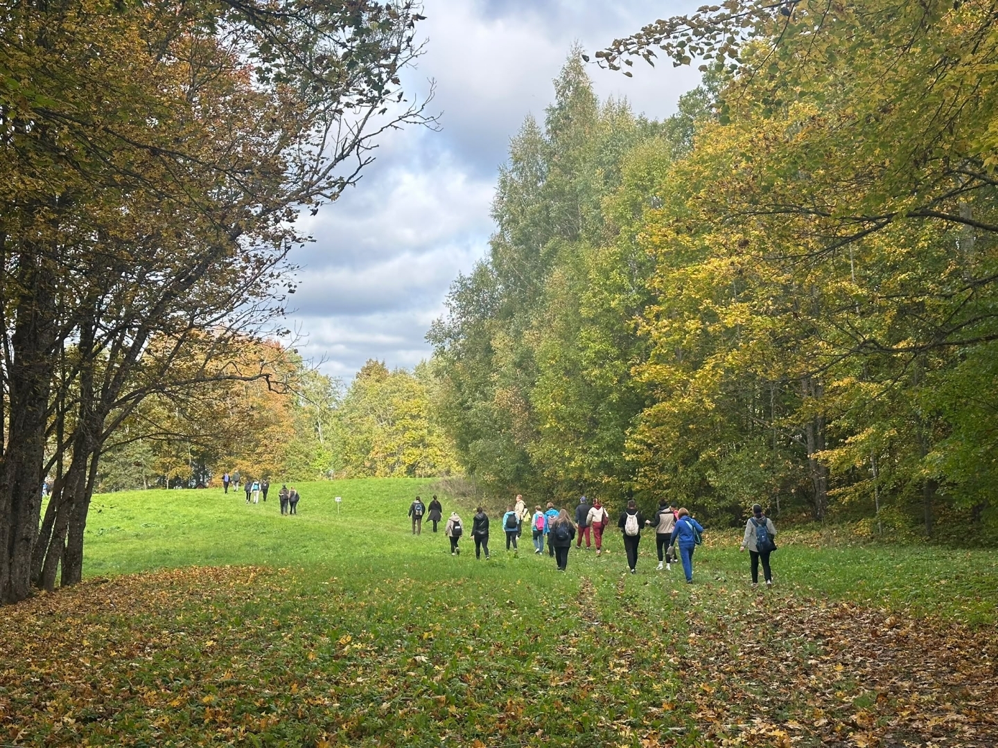 Pārgājiena dalībnieki dodas cauri rudenīgam parkam