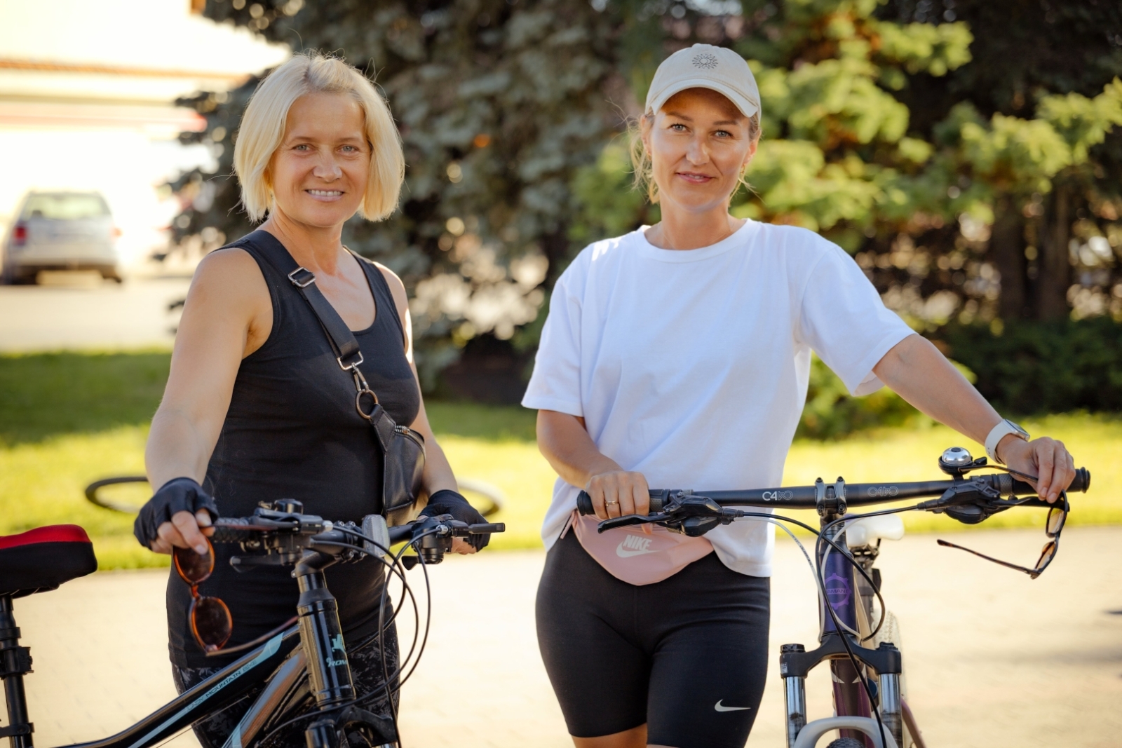 Divas sievietes ar velosipēdiem