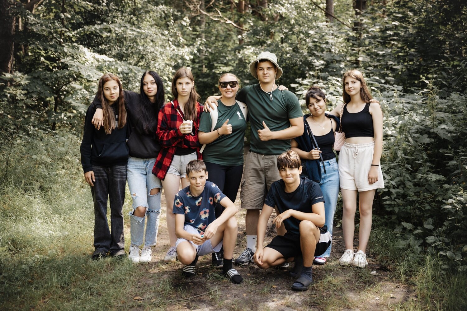 Jauniešu grupa mežā