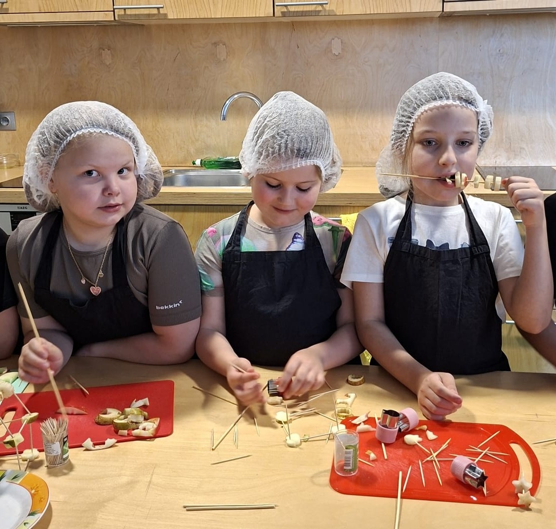 Bērni gatavo uzkodas kulinārijas nodarbībā