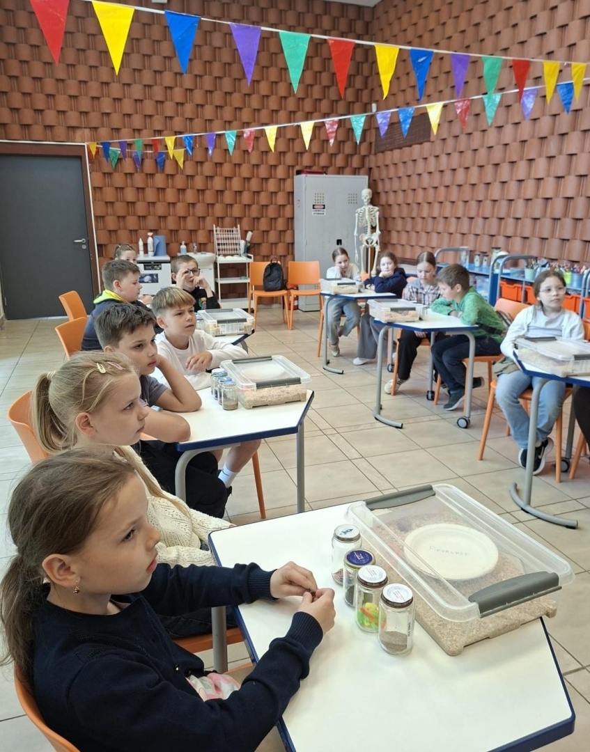 Skolēni darbojas 