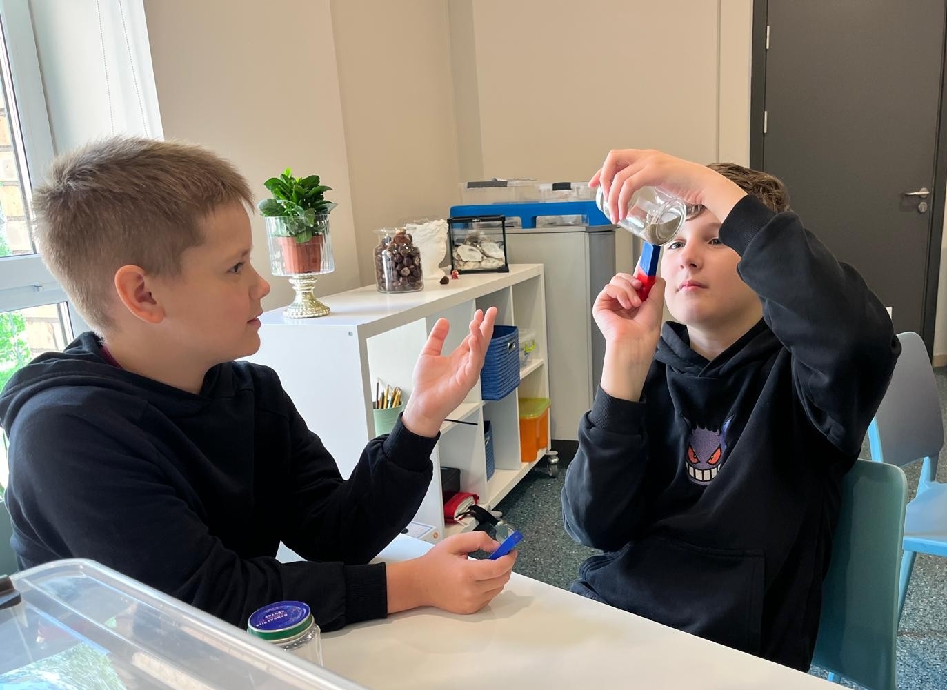 Skolēni darbojas 