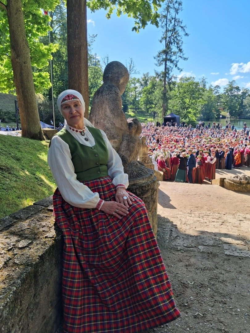 Diriģente uz dziedātāju fona