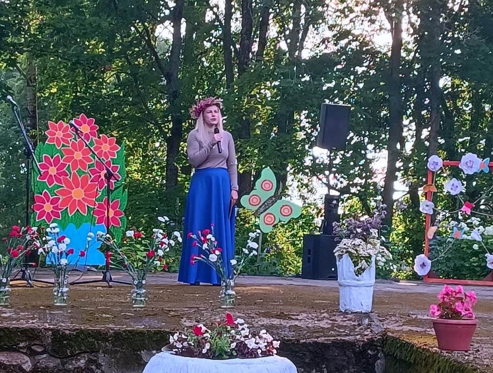 Dziedātāja uzstājas brīvdabas estrādē