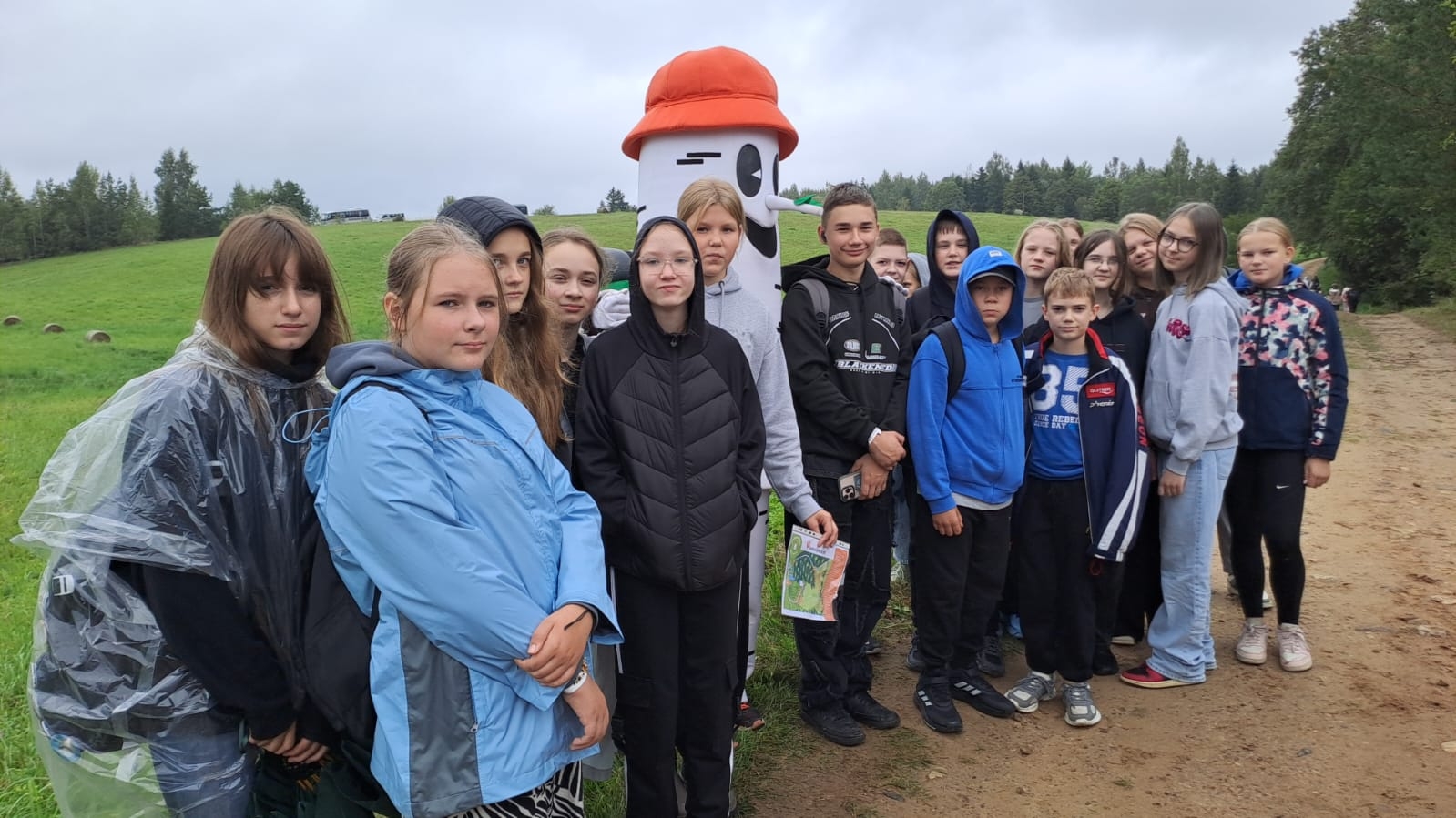 Skolēnu grupa kopā ar Mr. Bērziņu