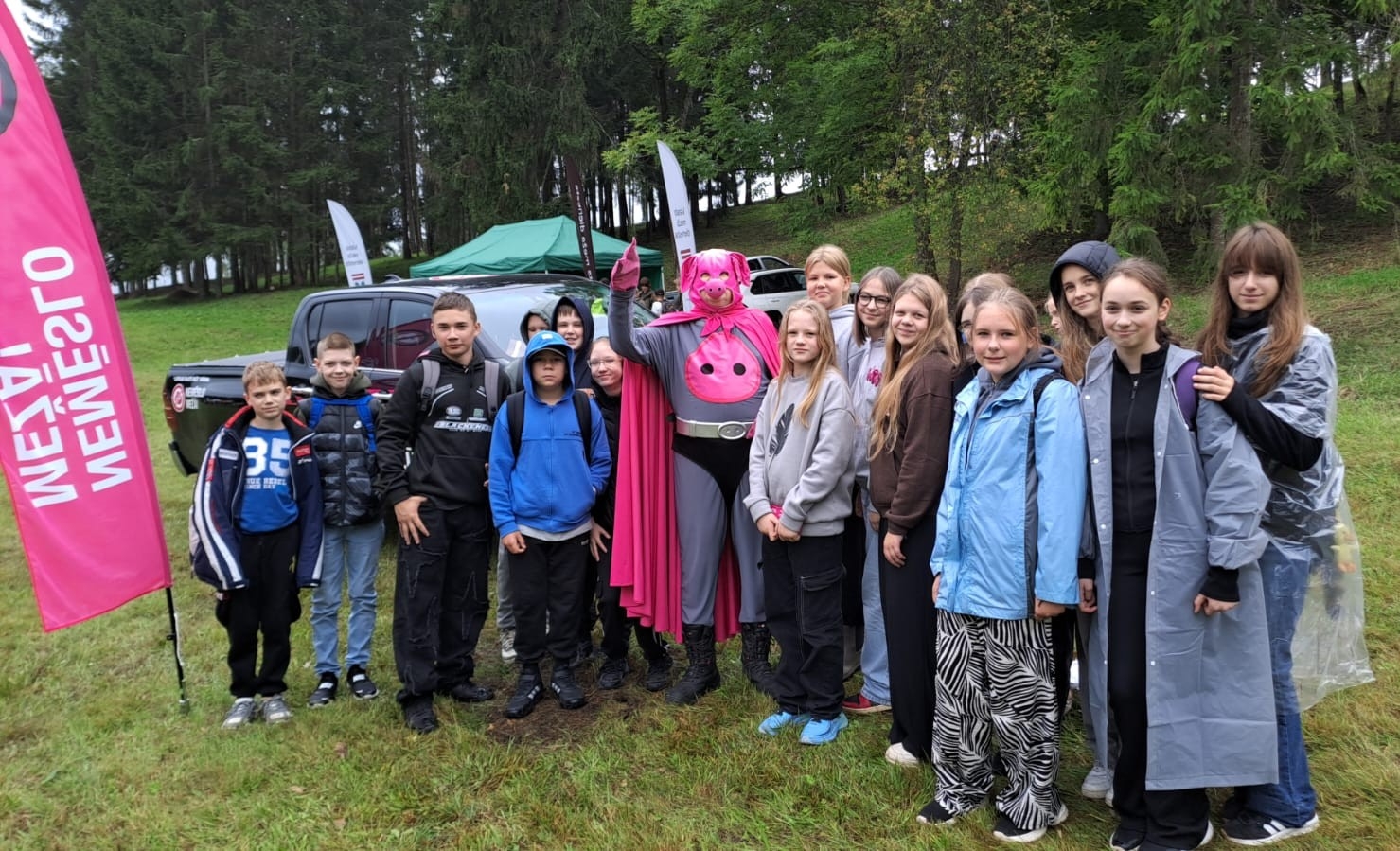 Skolēnu grupa kopā ar Cūkmenu