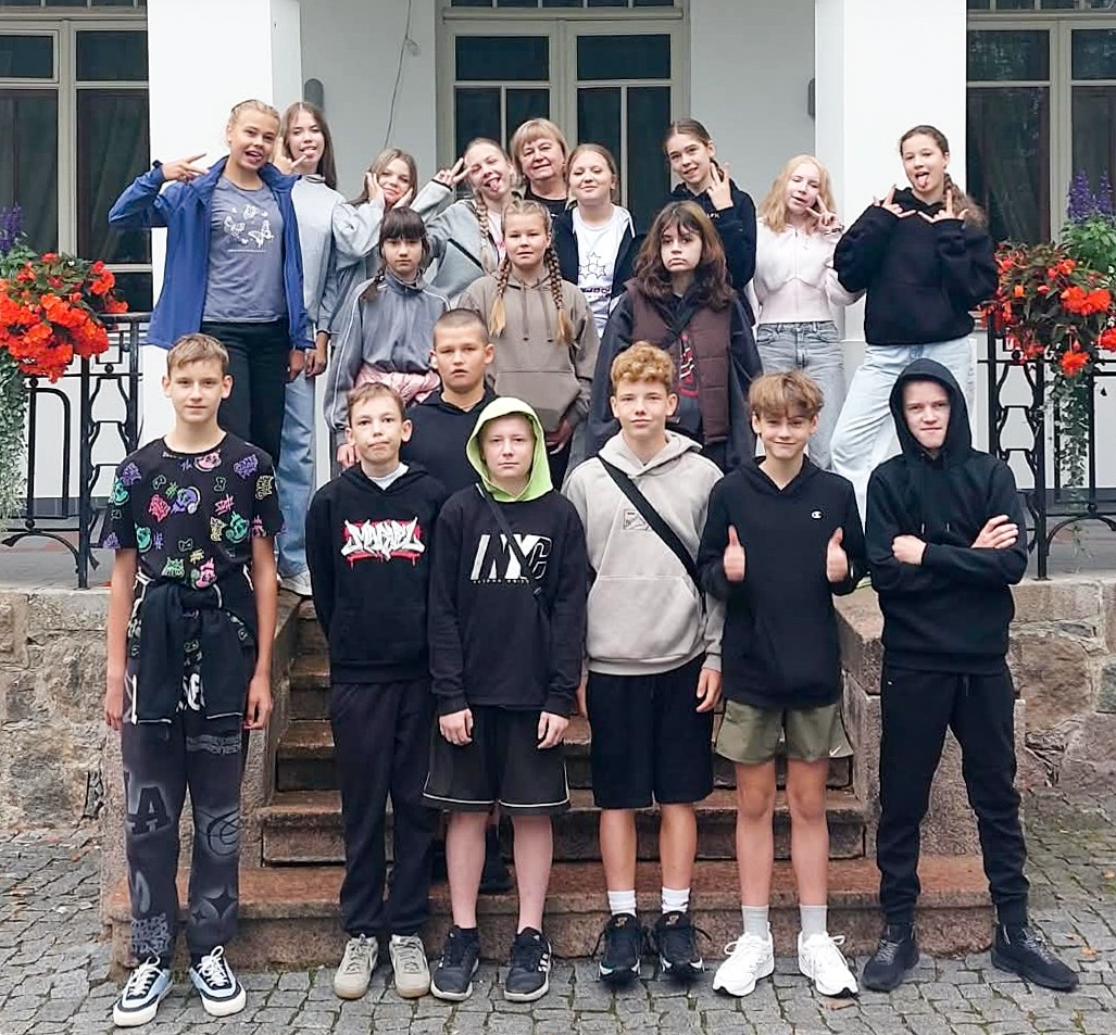 Skolēnu grupa pie ēkas