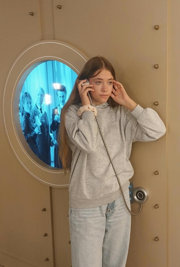 Skolniece klausās audio ierakstu
