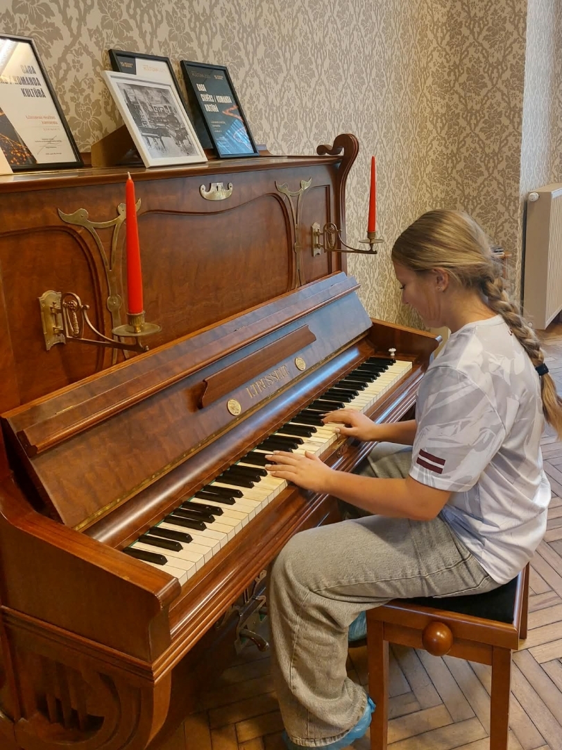 Skolniece spēlē klavieres