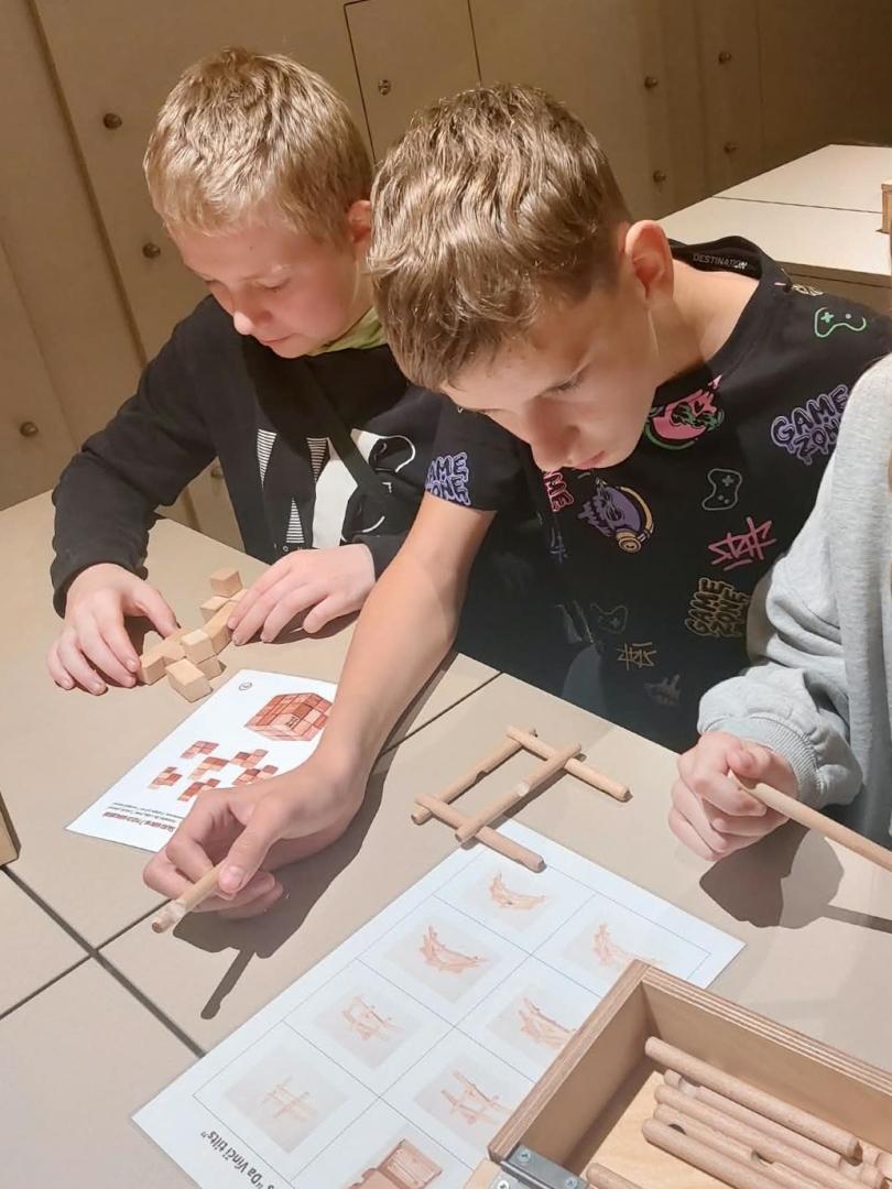 Skolēni veido koka konstrukciju